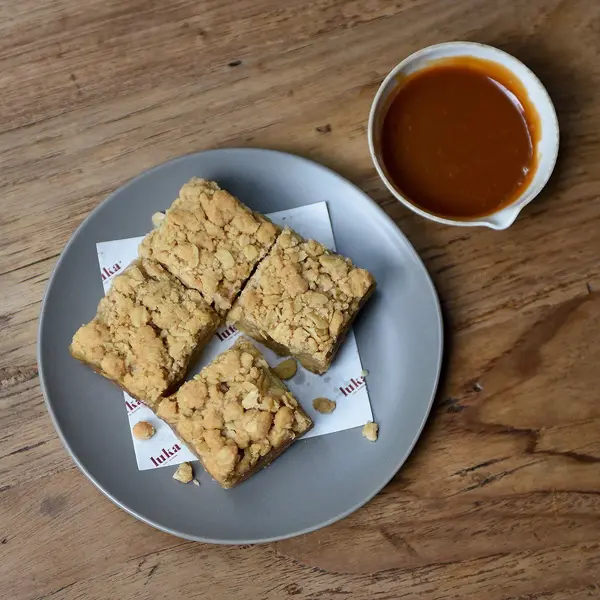 Caramel Apple Oat Crumble
